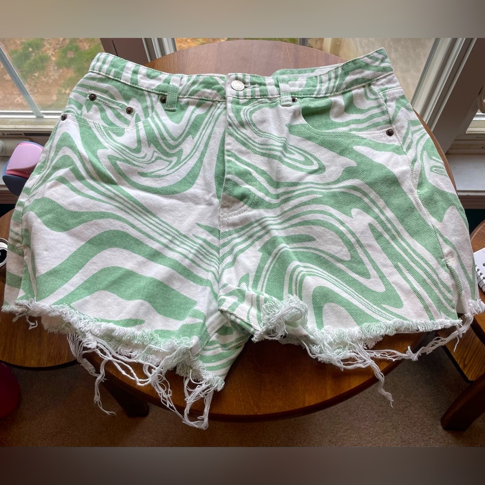 Signature 8 green and white jean shorts size L